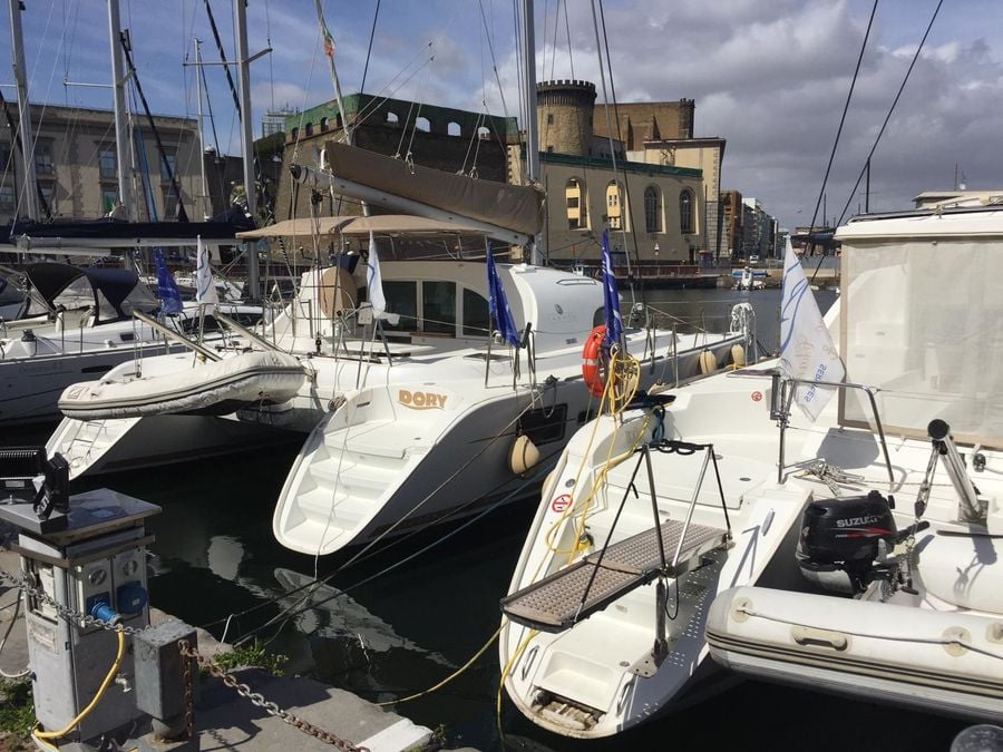 Dory - Catamaran in Naples