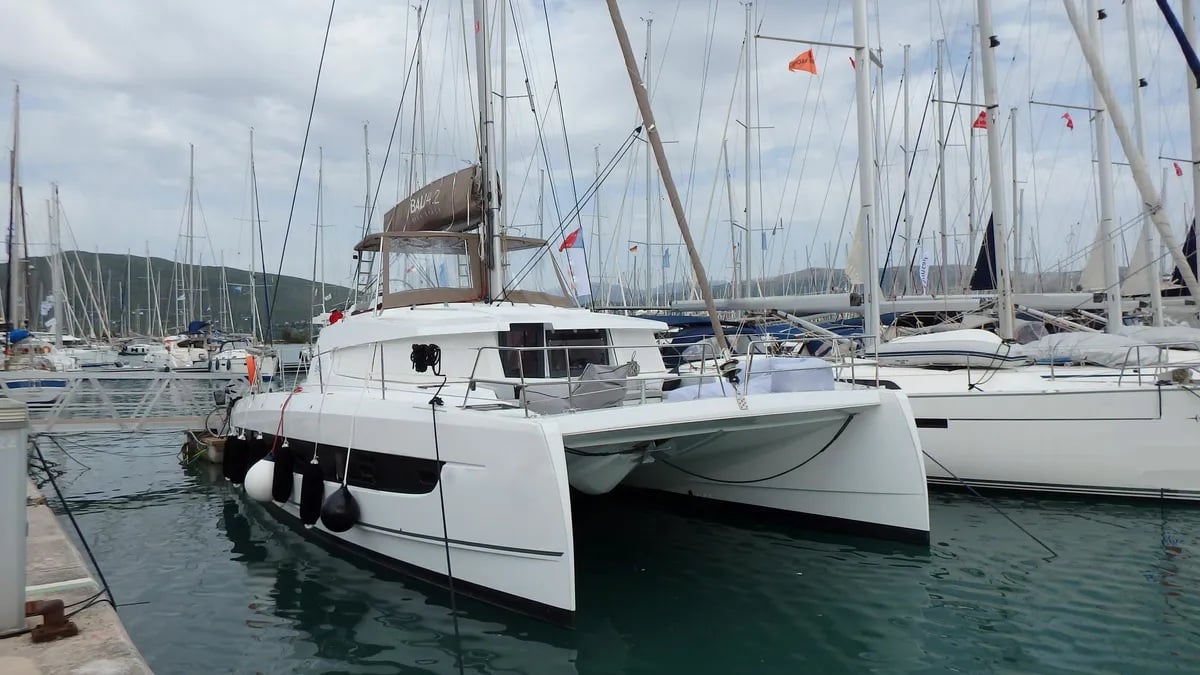 Blue Navy - Katamaran içinde Nikiana