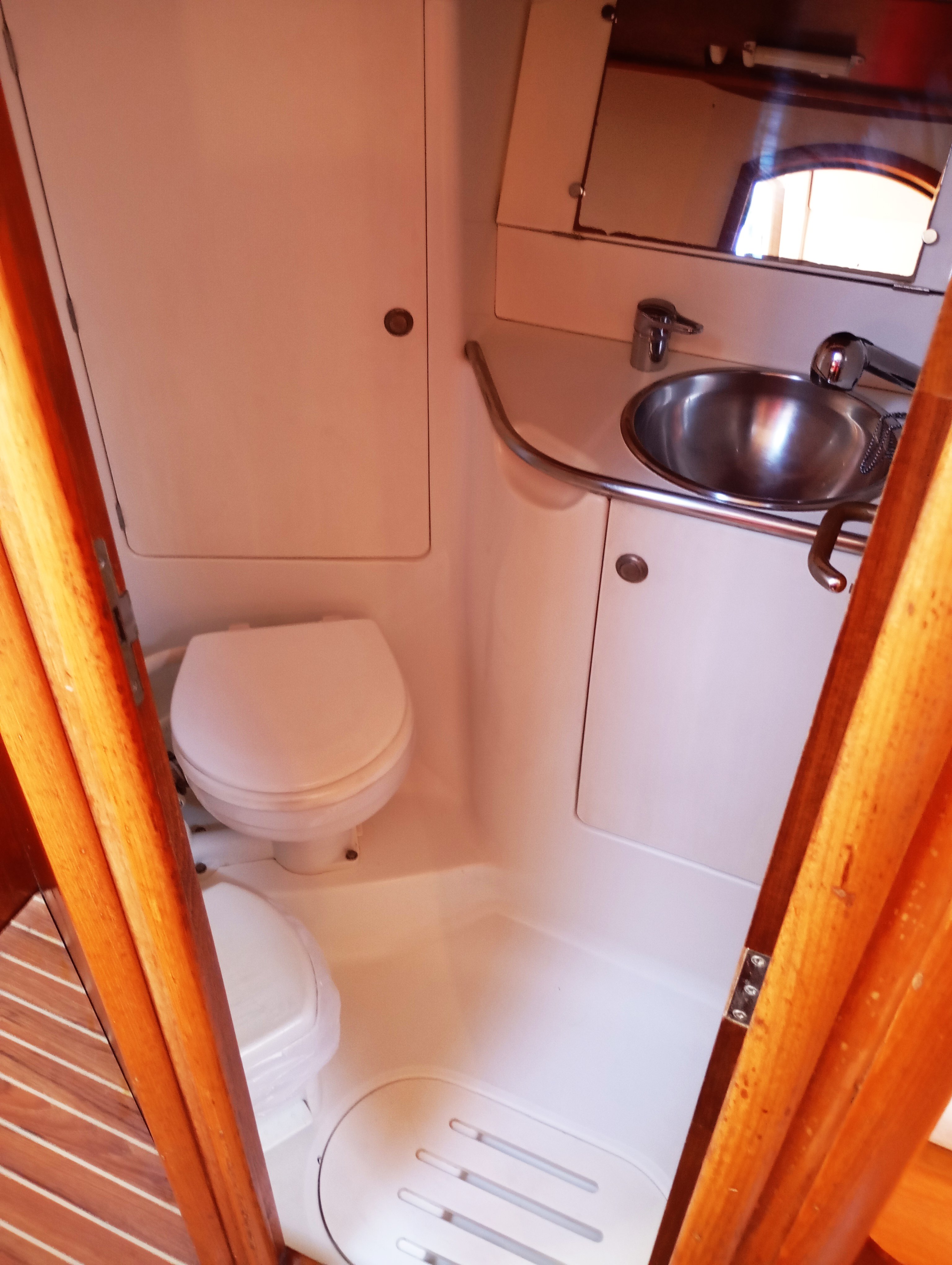 ALKI - Yelkenli içinde Nikiana