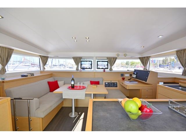 Callisto L400 - Catamaran in Lavrio