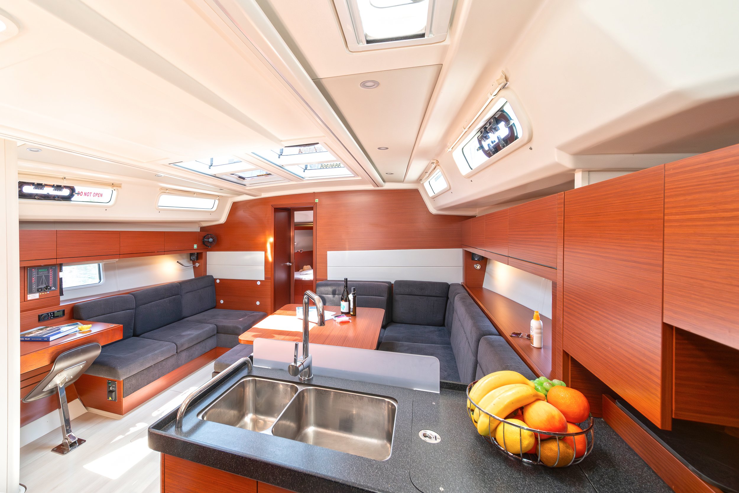 Kiveli - Sailboat in Kontokali