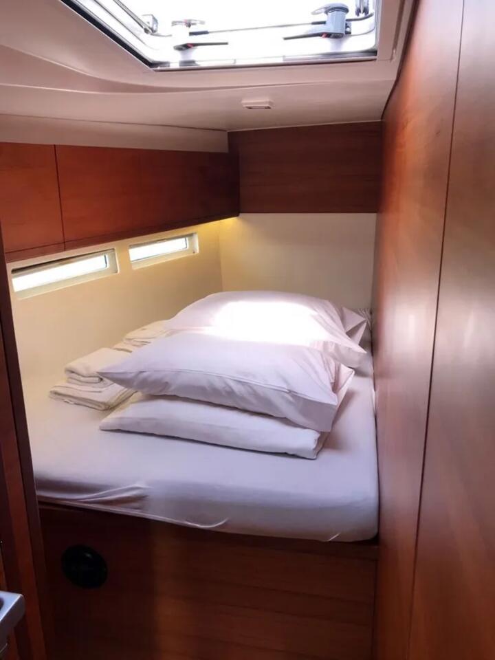 Solid White - Sailboat in Pula