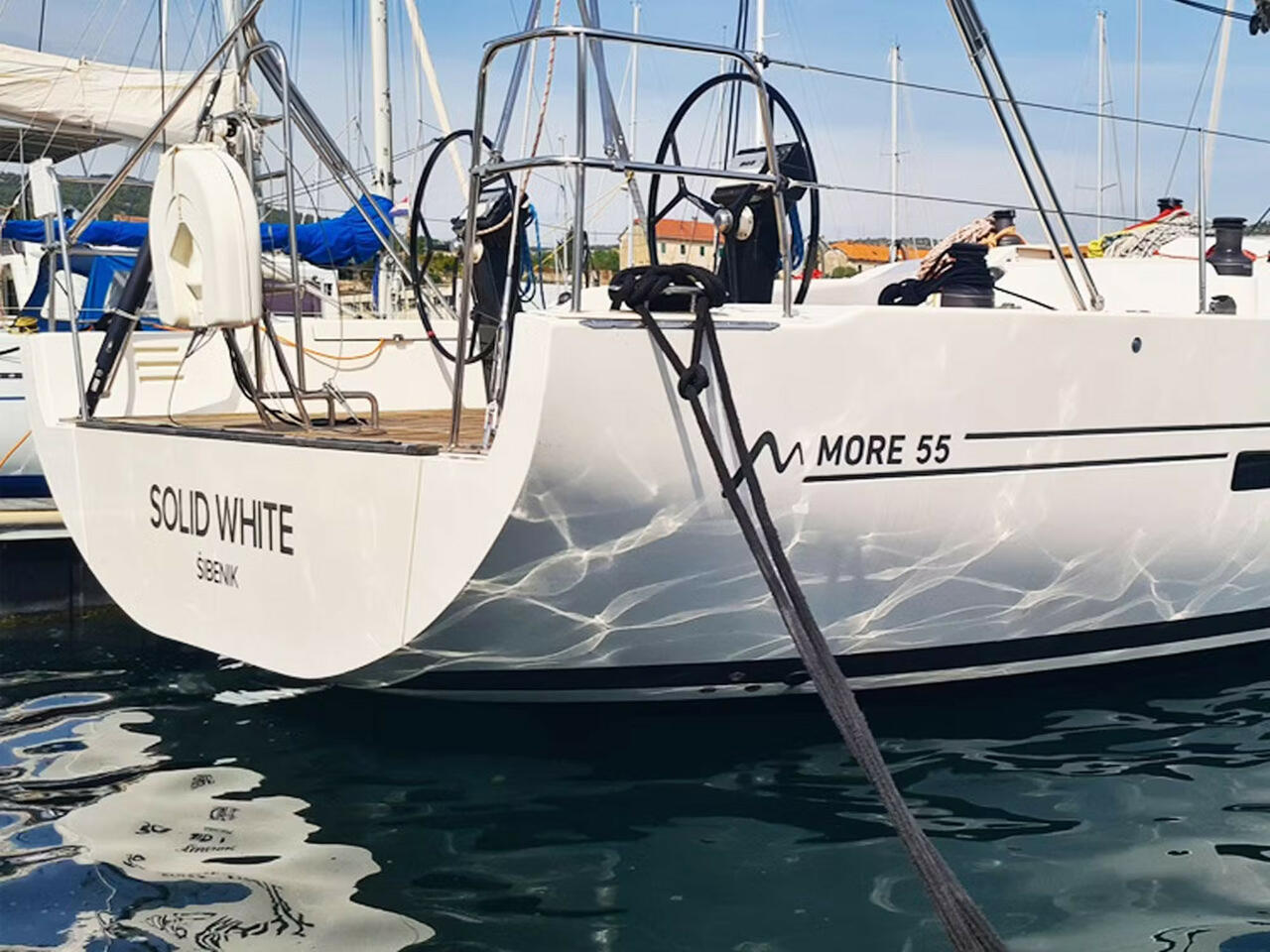 Solid White - Sailboat in Pula