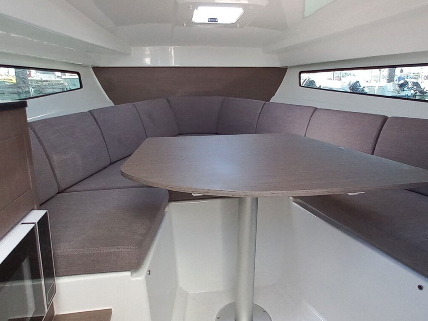 Beneteau 8 - Motor Yacht in Punat