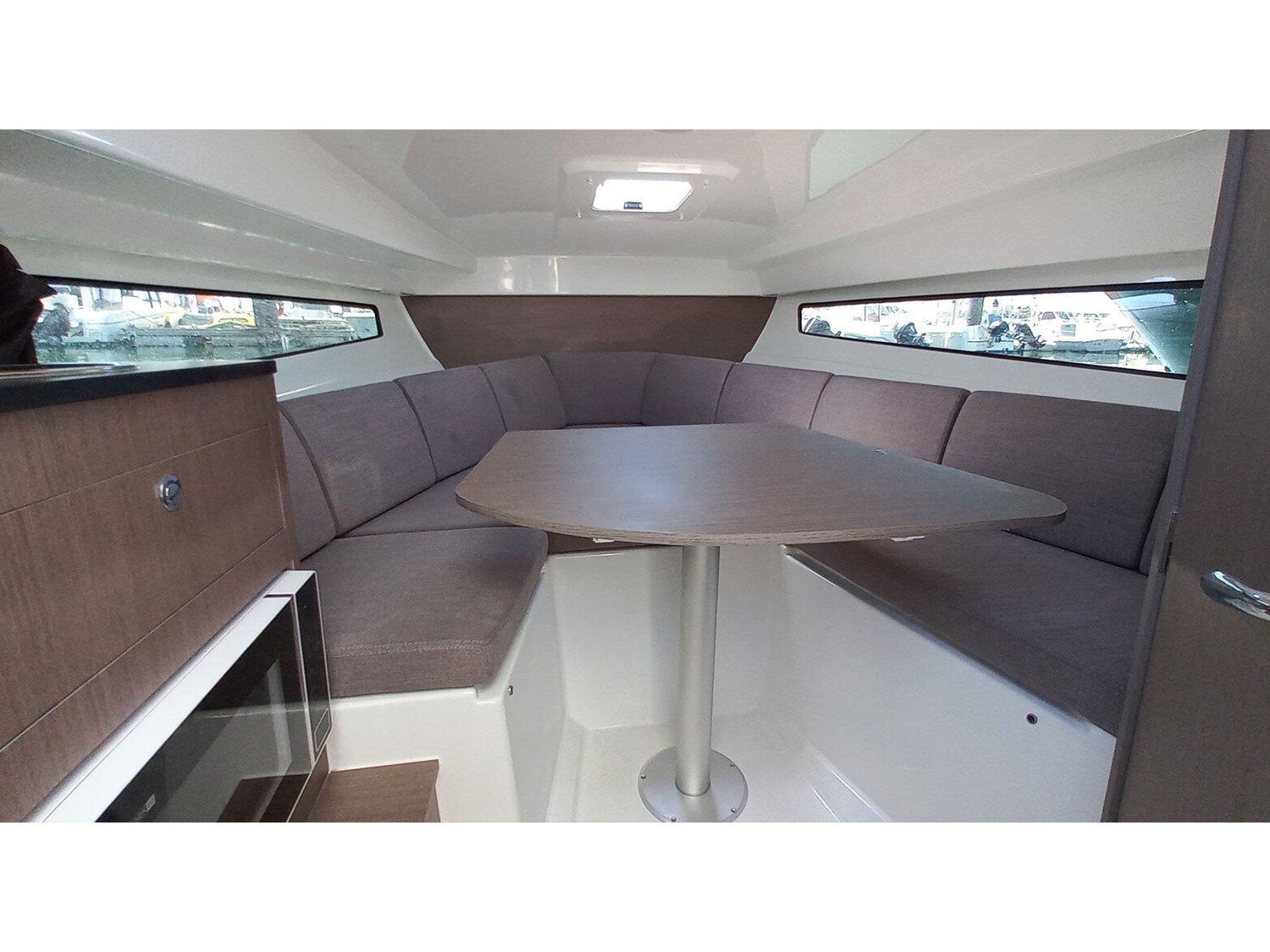 Beneteau 8 - Motor Yacht in Punat