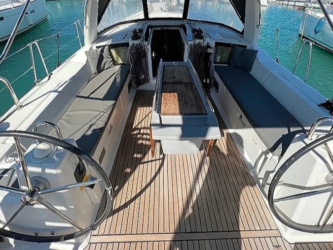 Illusion - Sailboat in Alimos