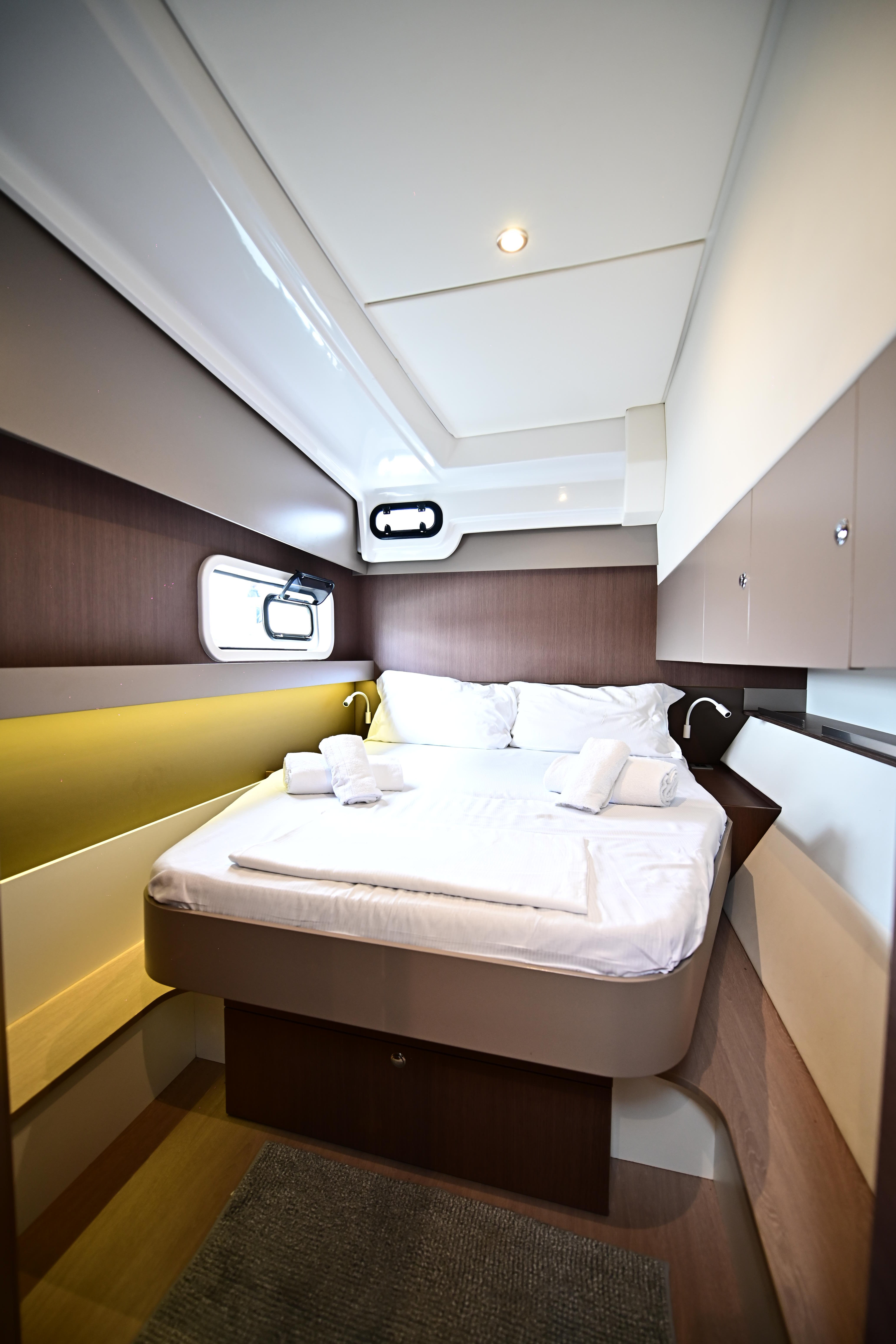 Perrito Caliente - Katamaran içinde Tonnarella