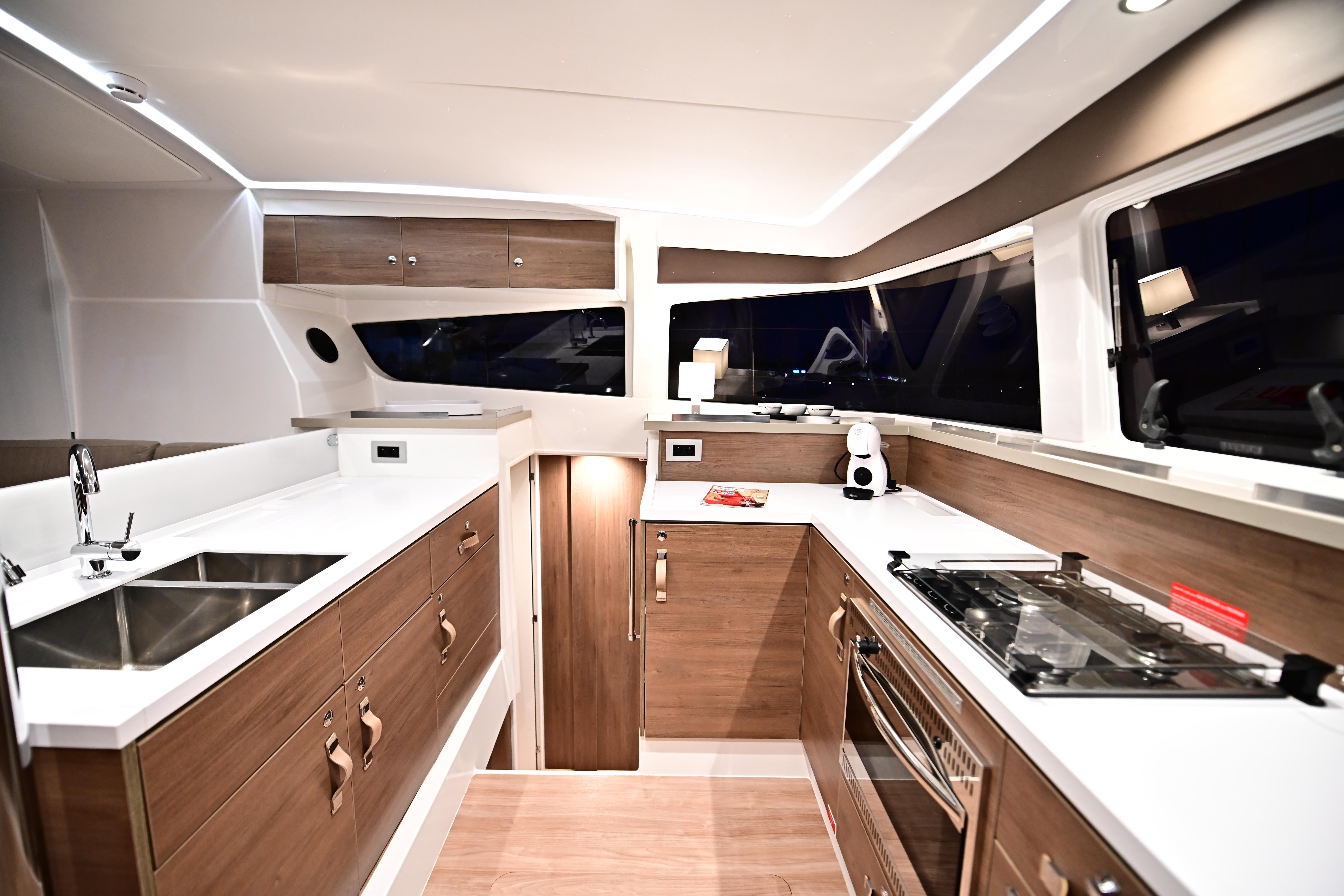 Perrito Caliente - Katamaran içinde Tonnarella