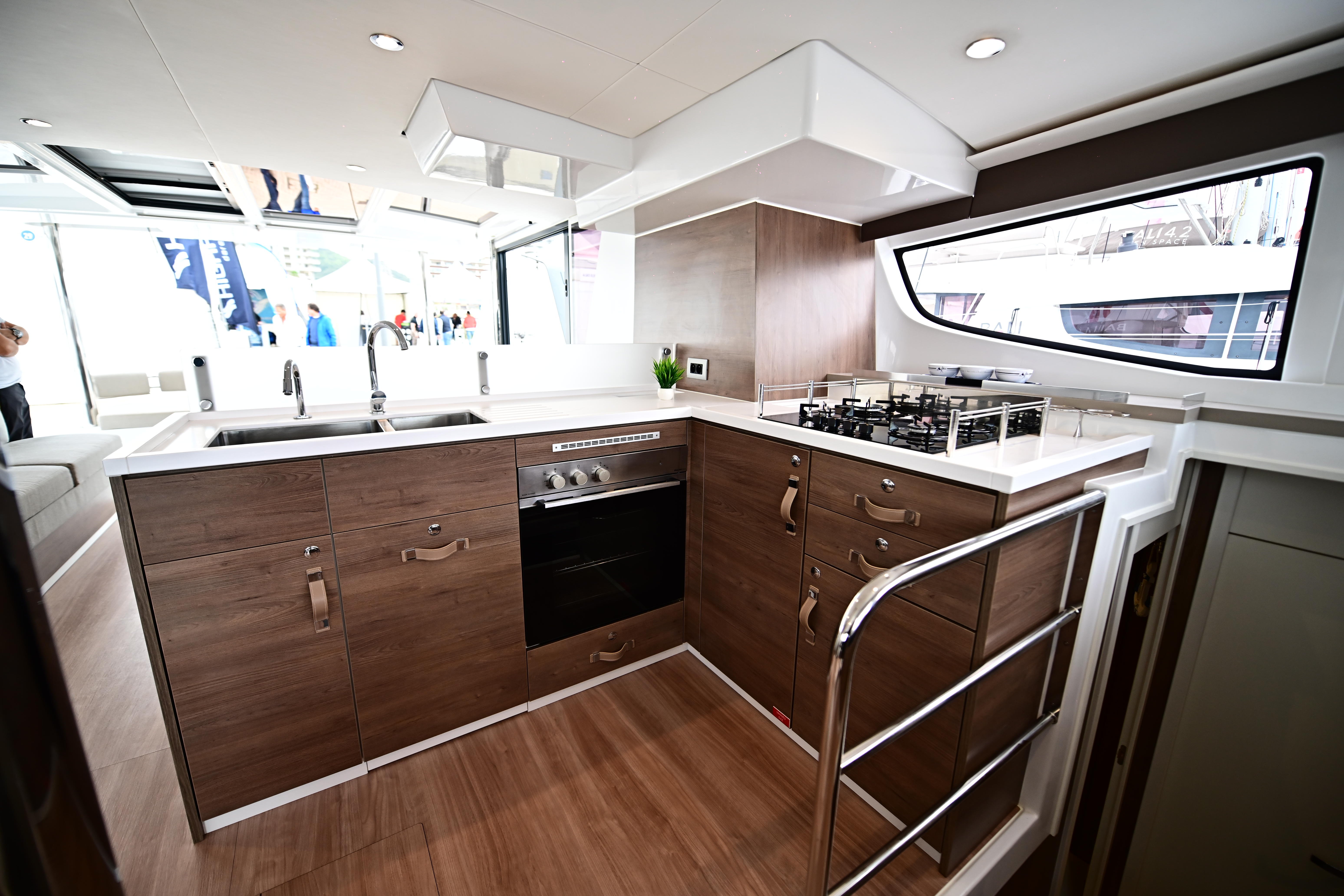 Endeavour - Catamaran in Tonnarella