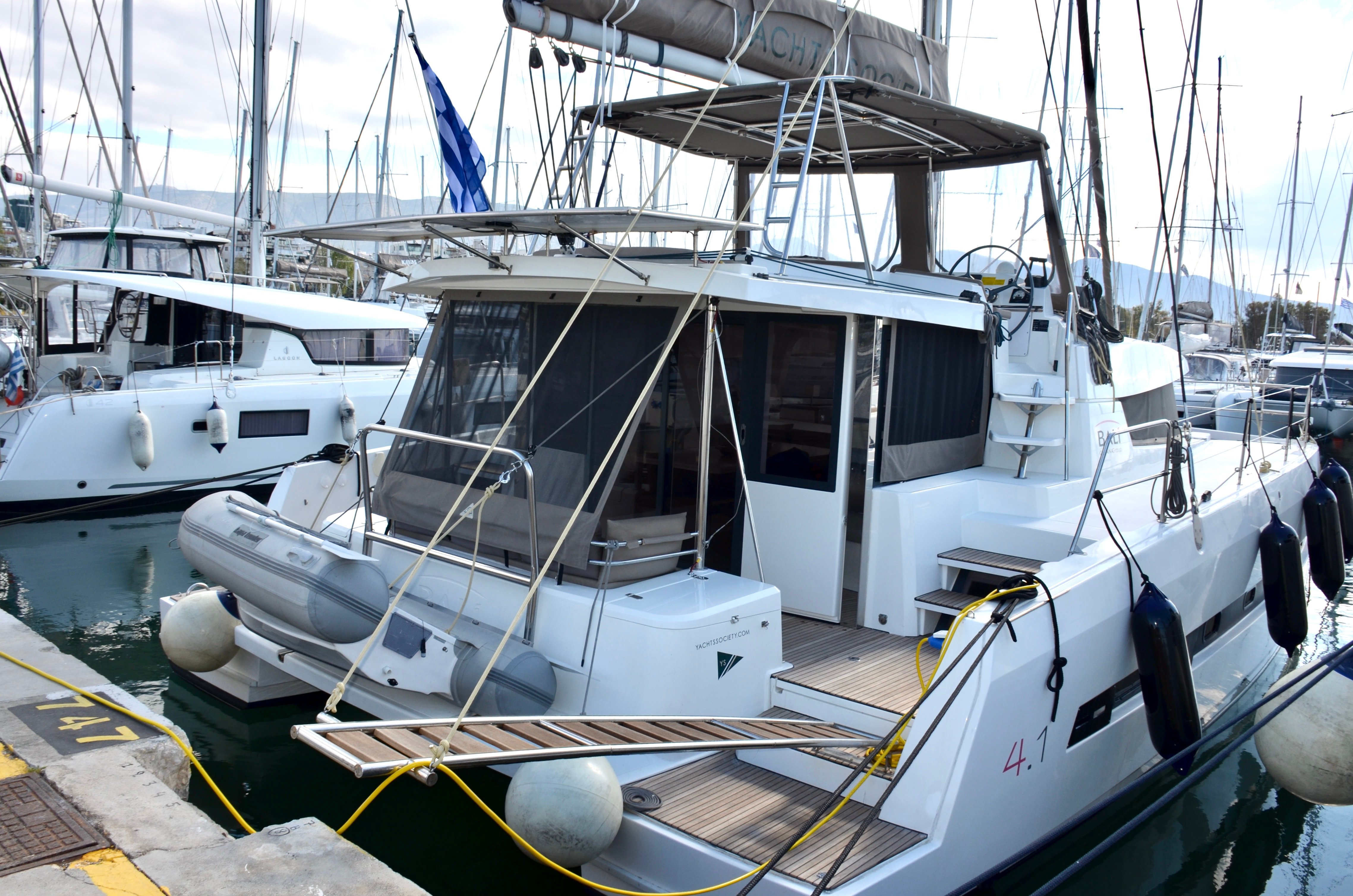 Hole in One - Katamaran içinde Alimos