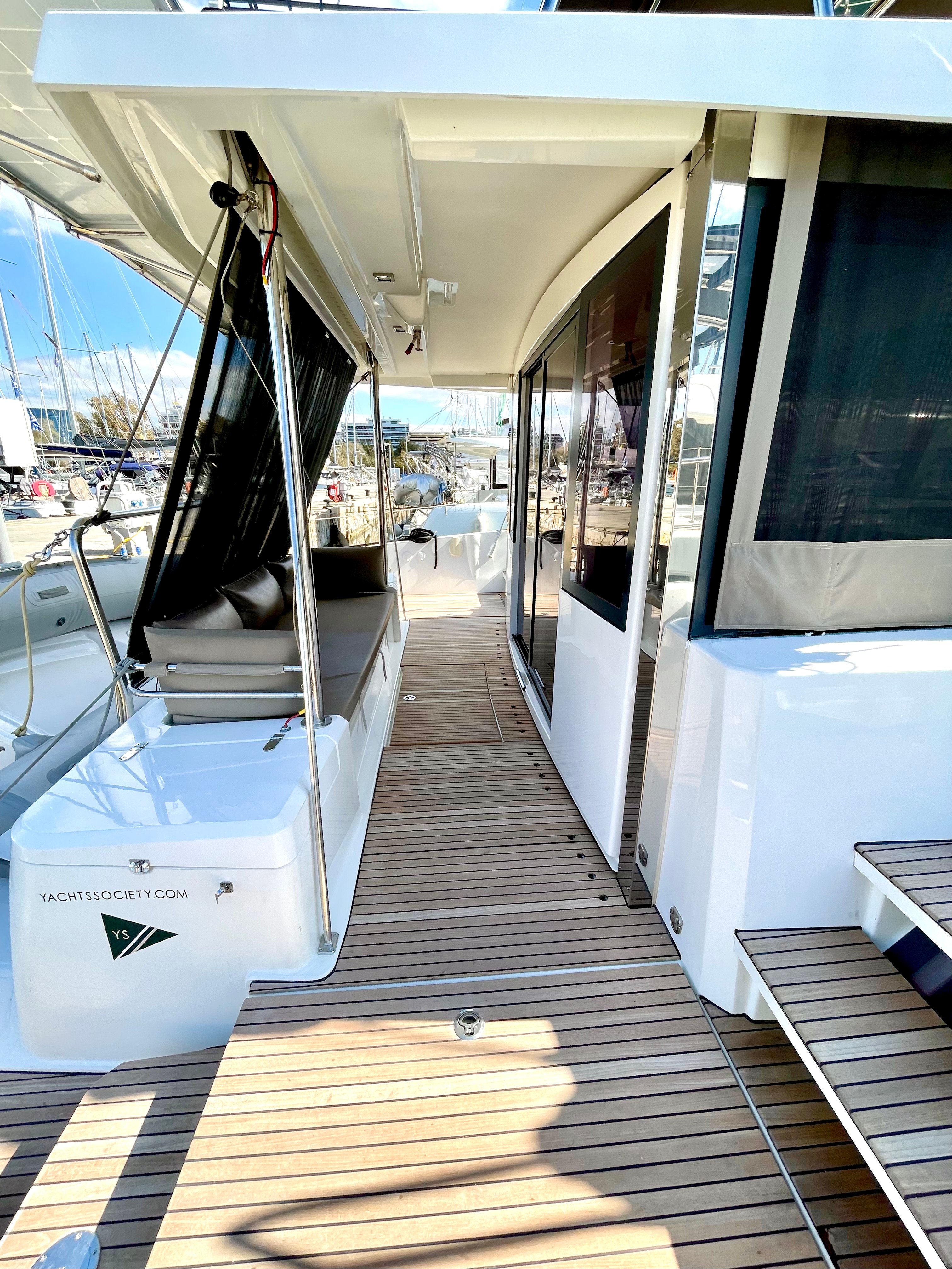 Hole in One - Katamaran içinde Alimos