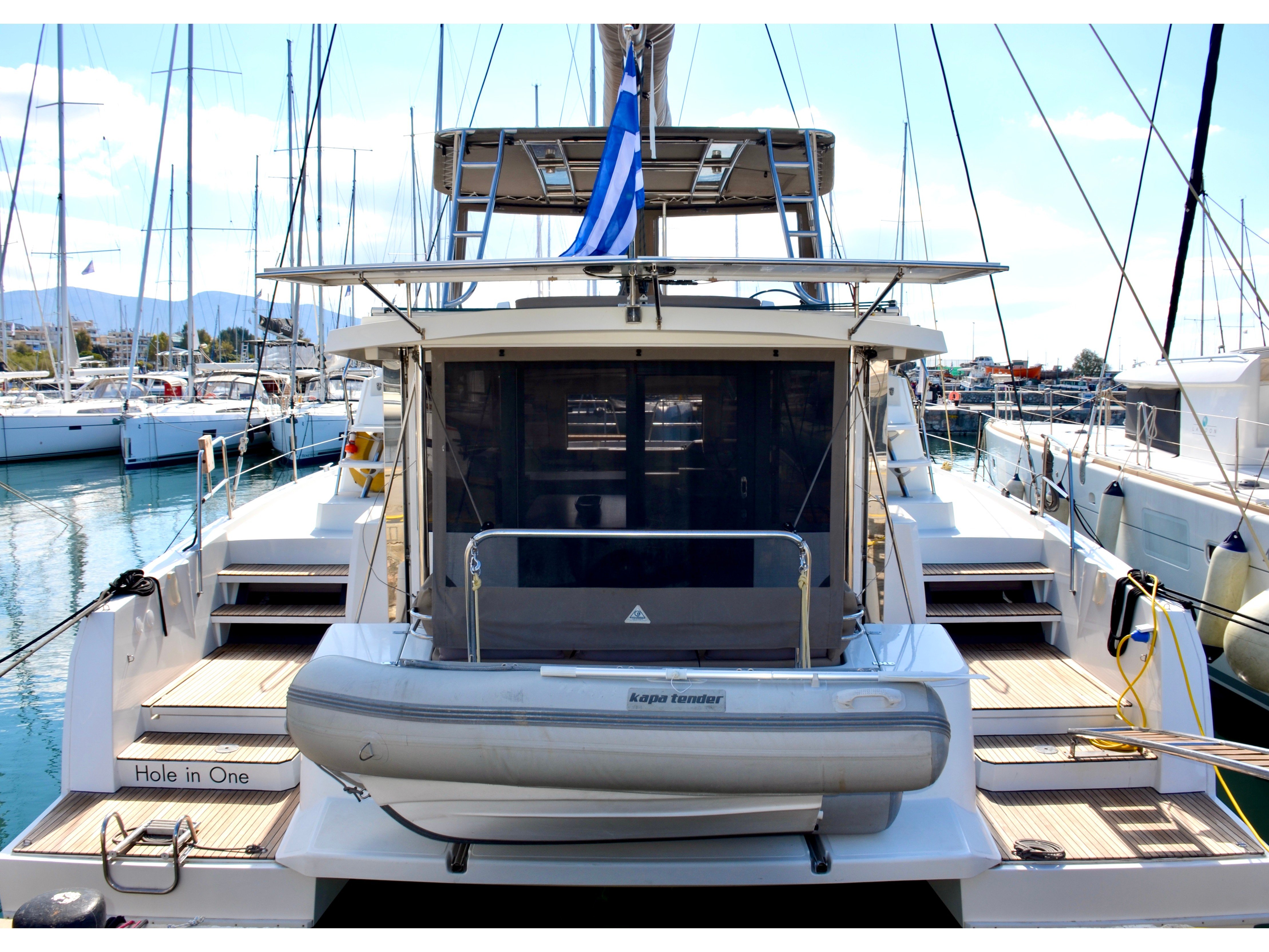 Hole in One - Katamaran içinde Alimos