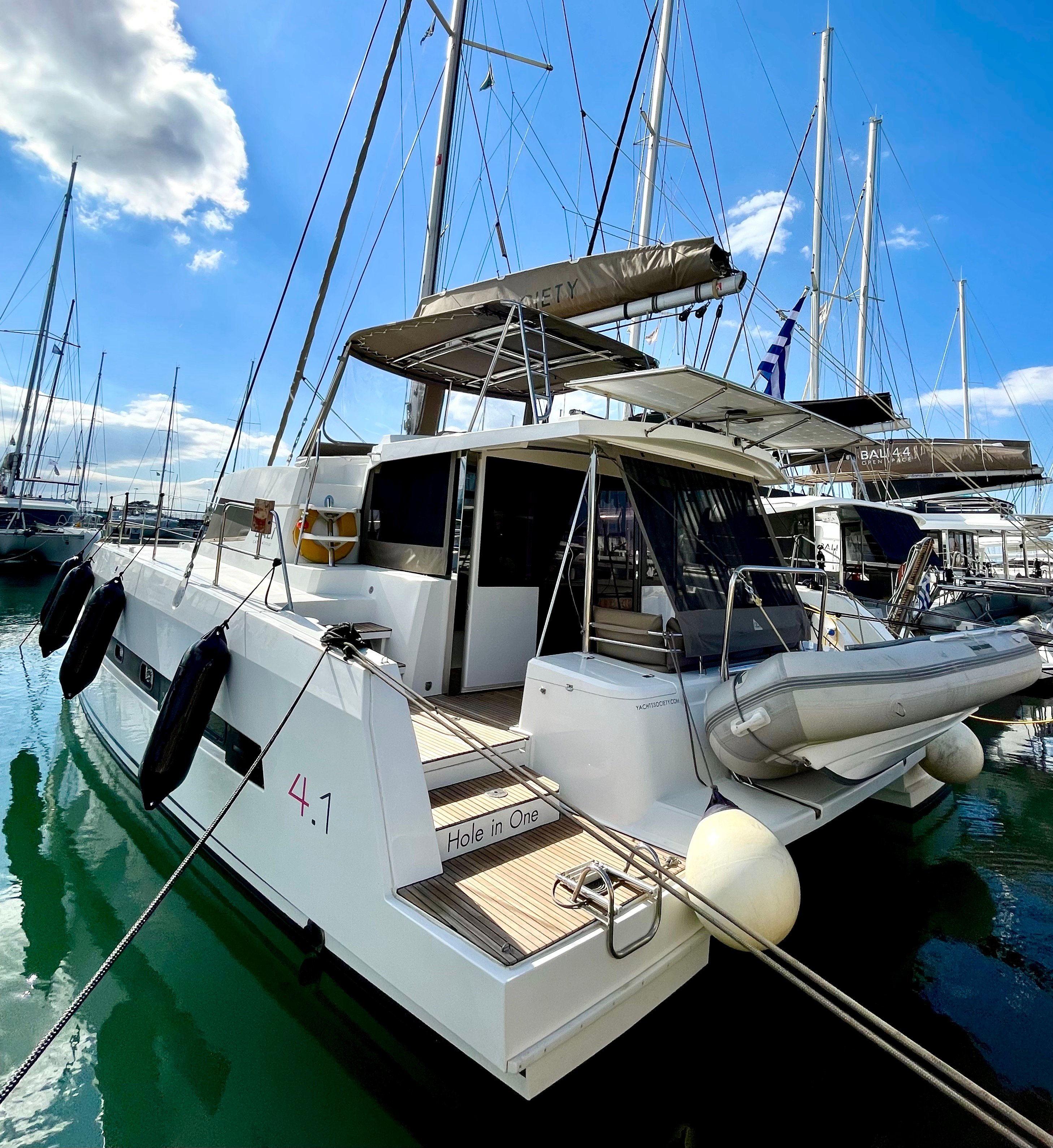 Hole in One - Katamaran içinde Alimos