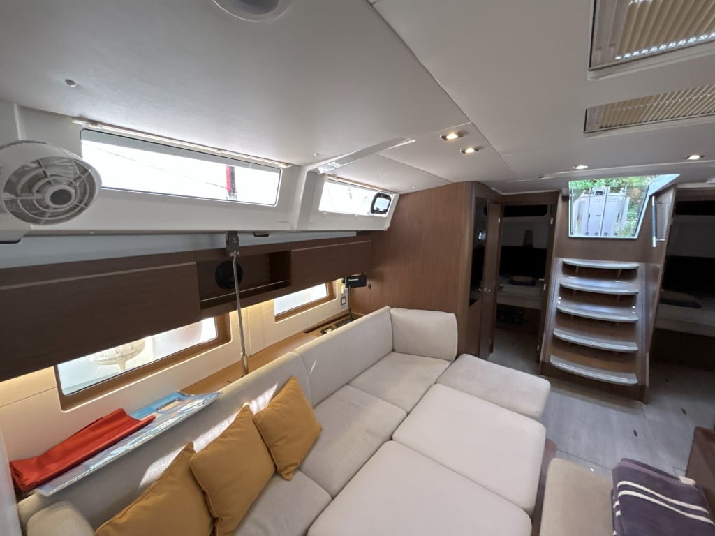 BUMBLEBEE - Sailboat in Split