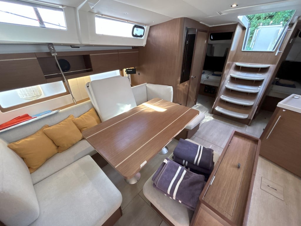 BUMBLEBEE - Sailboat in Split