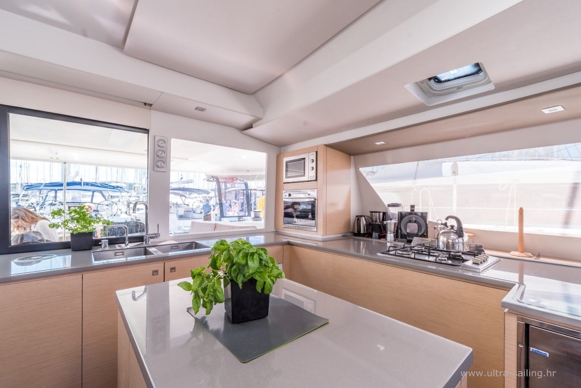 SABA 50 -  AC and generator - Catamaran in Split