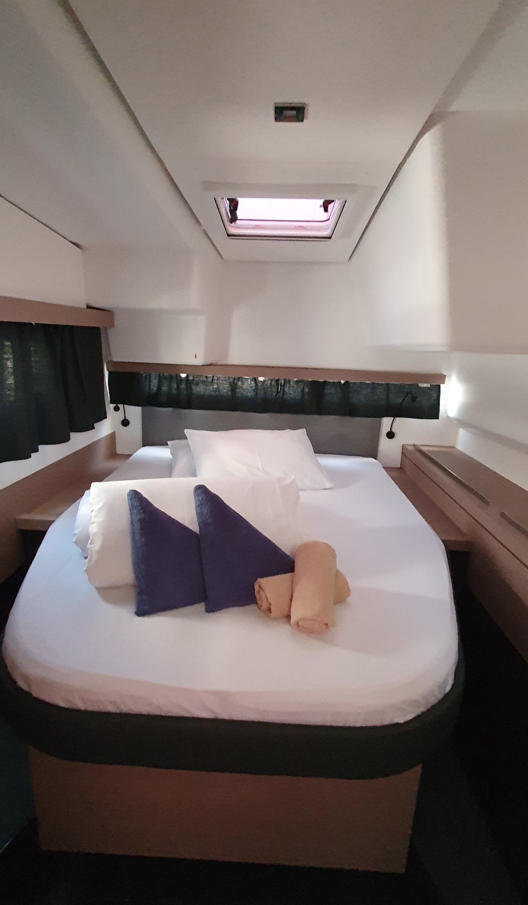 SAILOR VENUS - Katamaran içinde Komolac