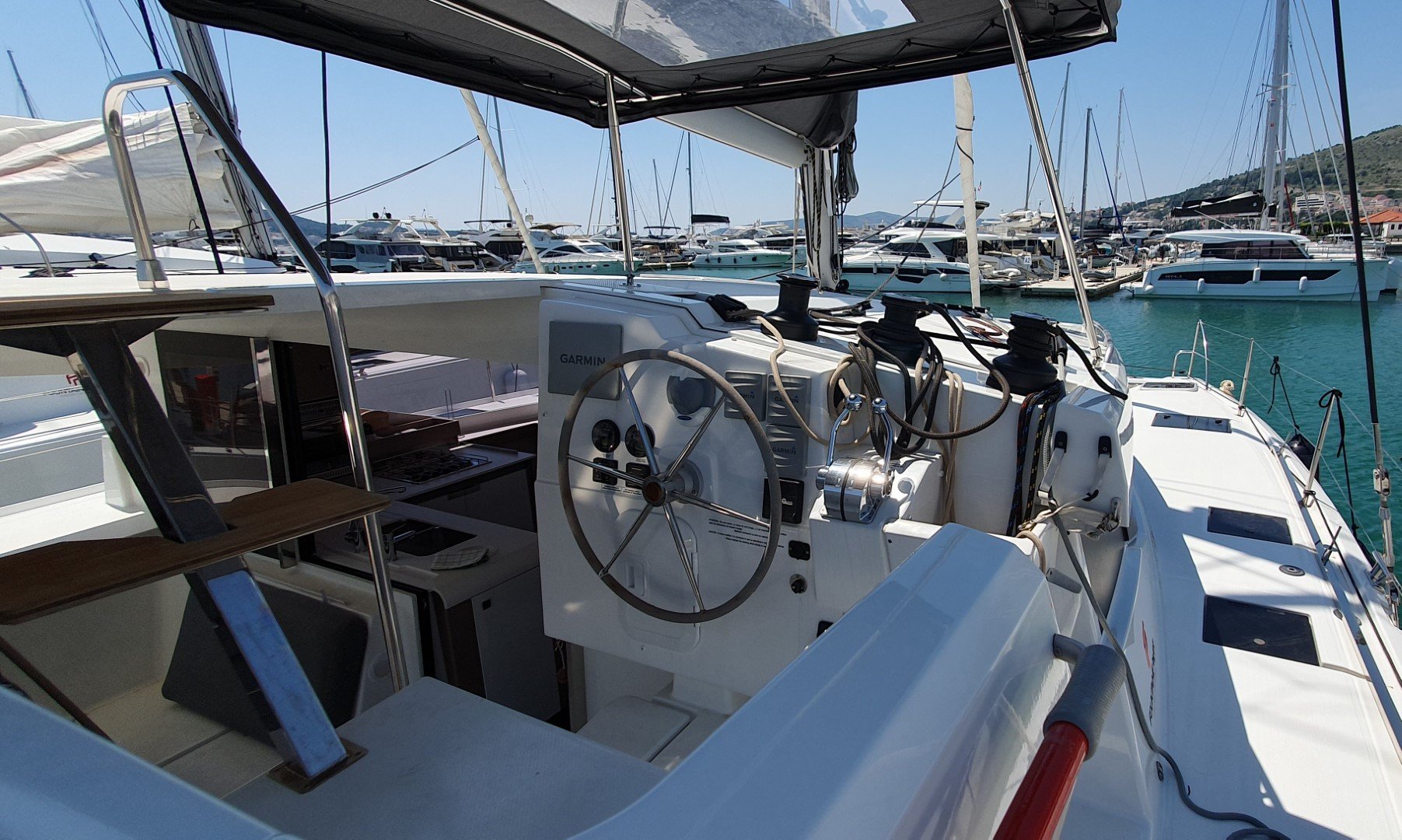 SAILOR VENUS - Katamaran içinde Komolac