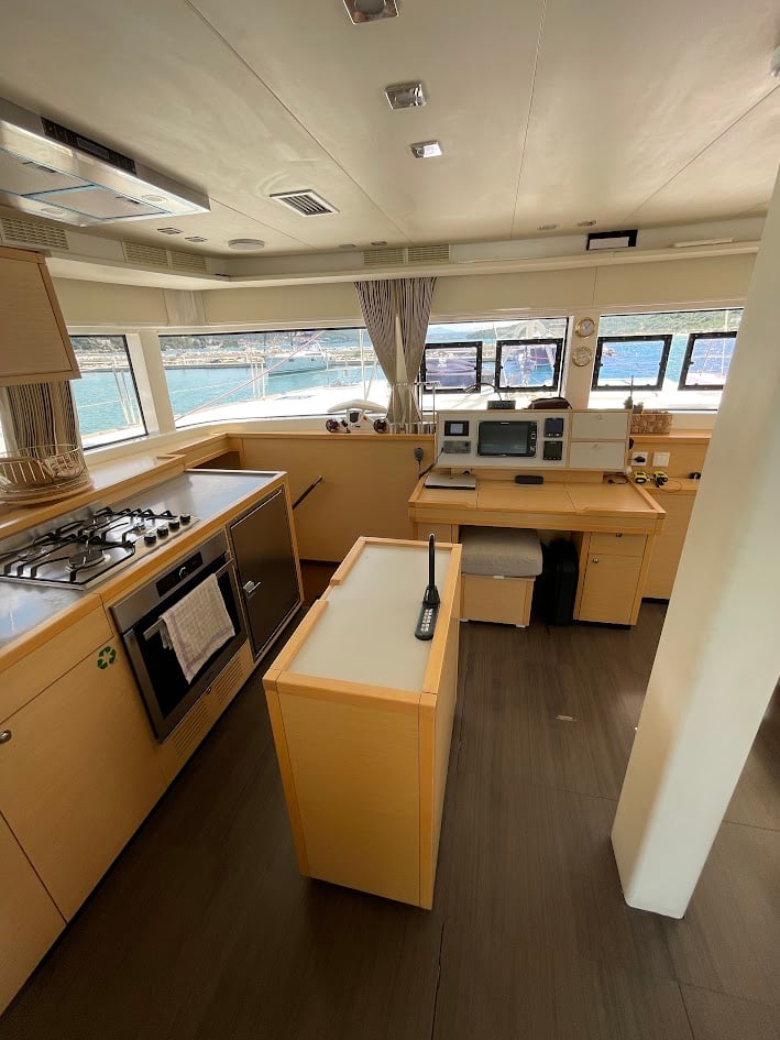 DISCOVERY I - Catamaran in Marina