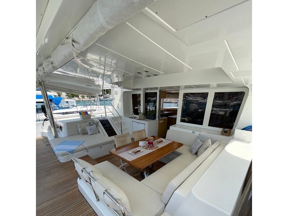 DISCOVERY I - Catamaran in Marina