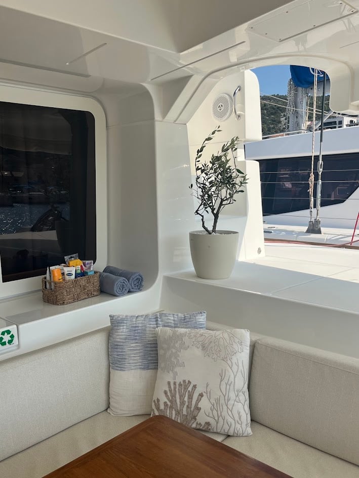 DISCOVERY I - Catamaran in Marina