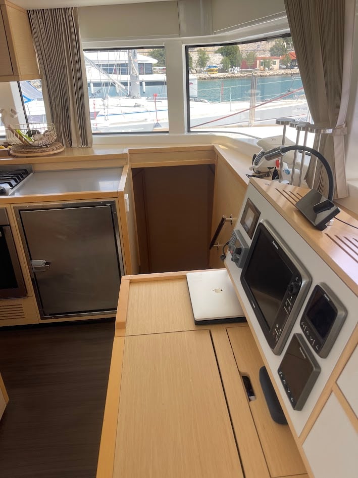 DISCOVERY I - Catamaran in Marina