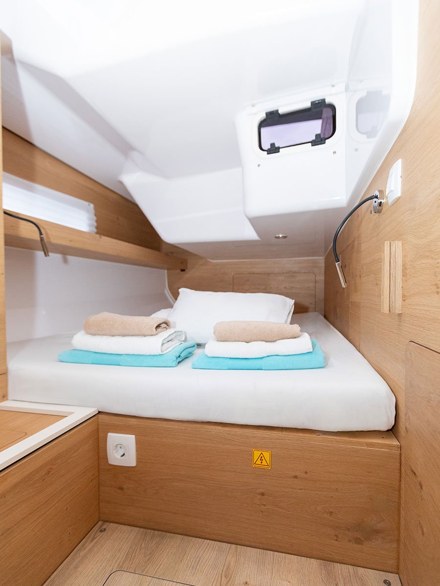 OLLIE new 2024 (air condition, cross-cut dacron sails) - Sailboat in Primošten