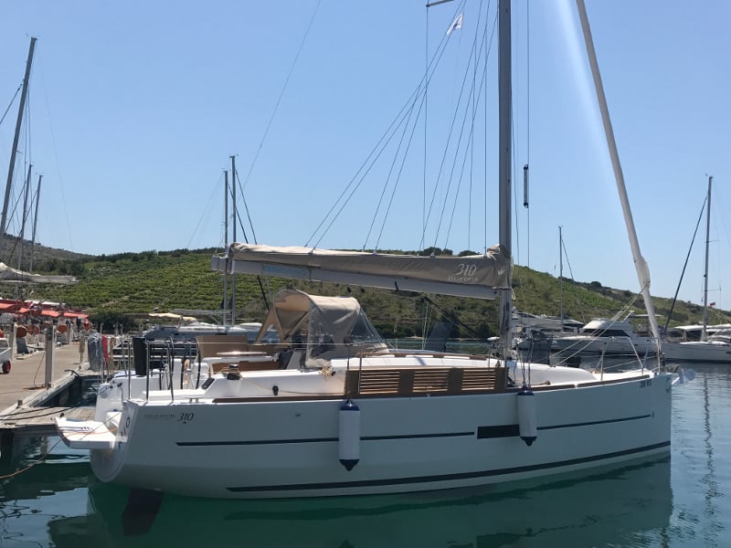 MIO - Sailboat in Primošten
