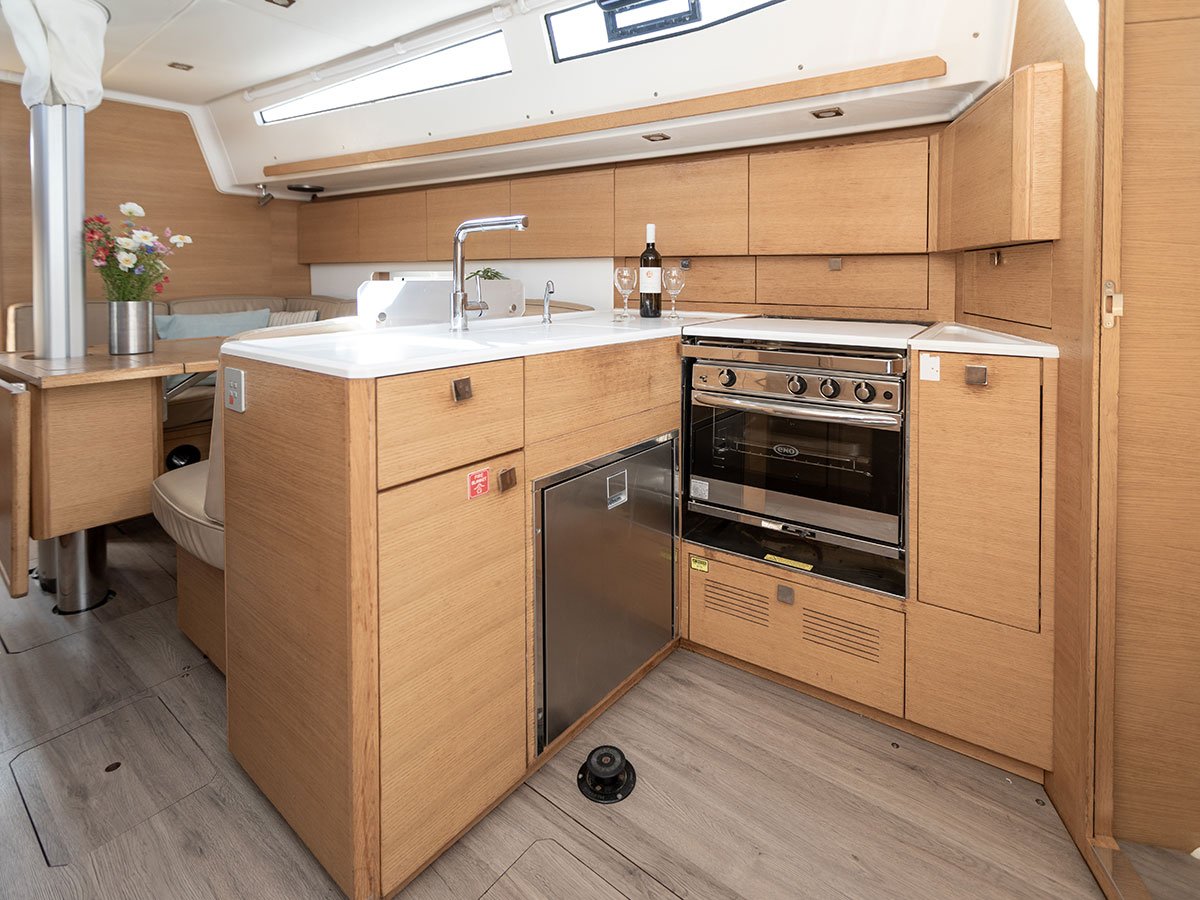 LINA 2020 (new sails 2024., air condition) - Sailboat in Primošten