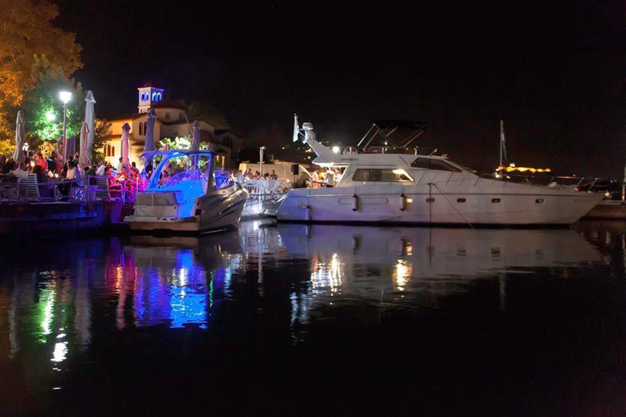 Ferretti 47 - Motor Yacht in Mikonos
