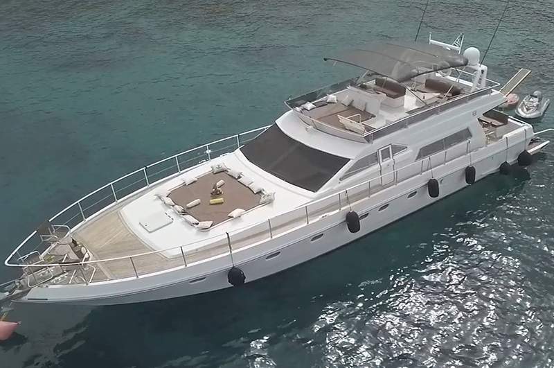 Ferretti - Motor Yacht in Mikonos