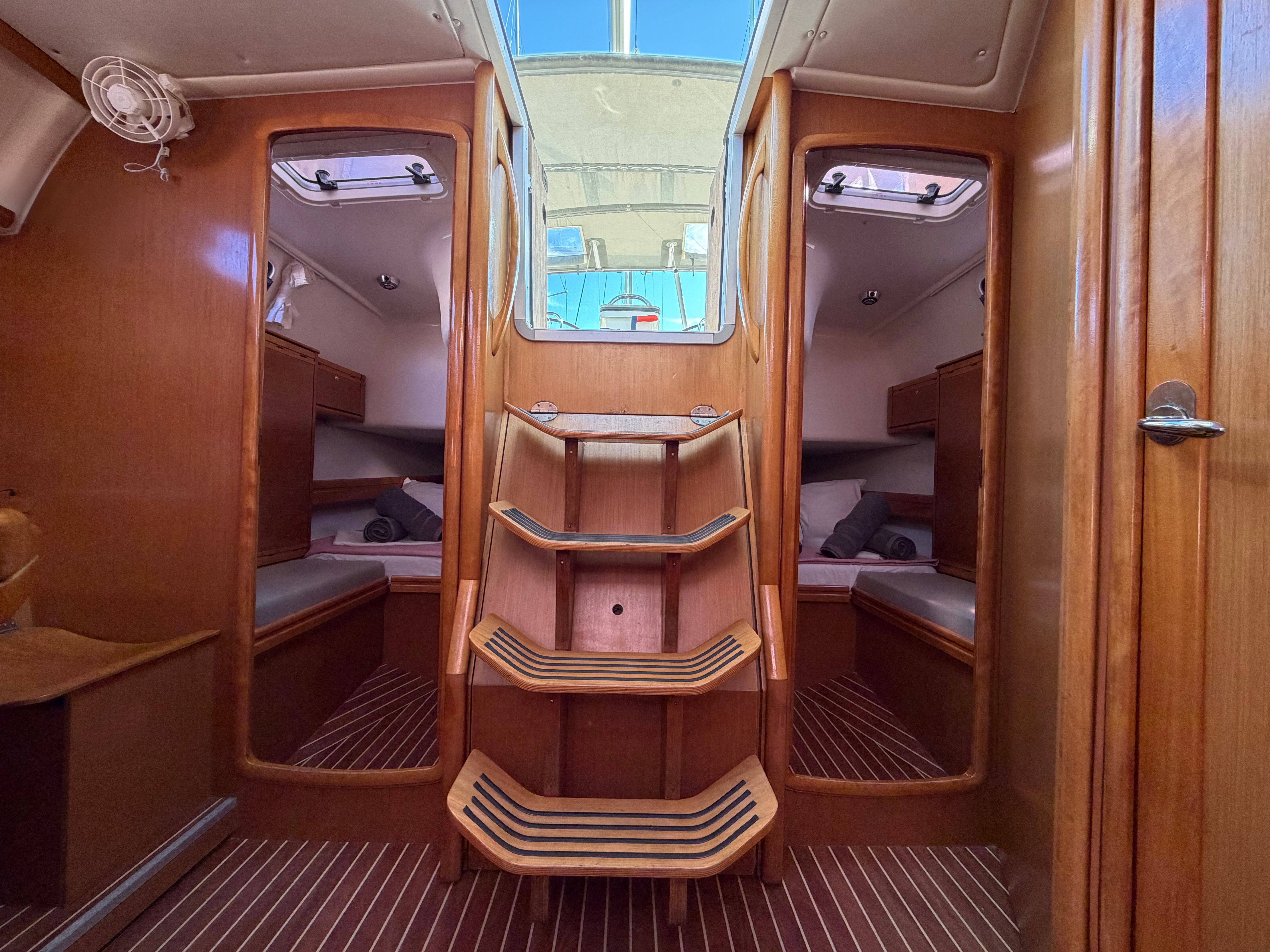 BUNNY GIRL - Sailboat in Vlicho