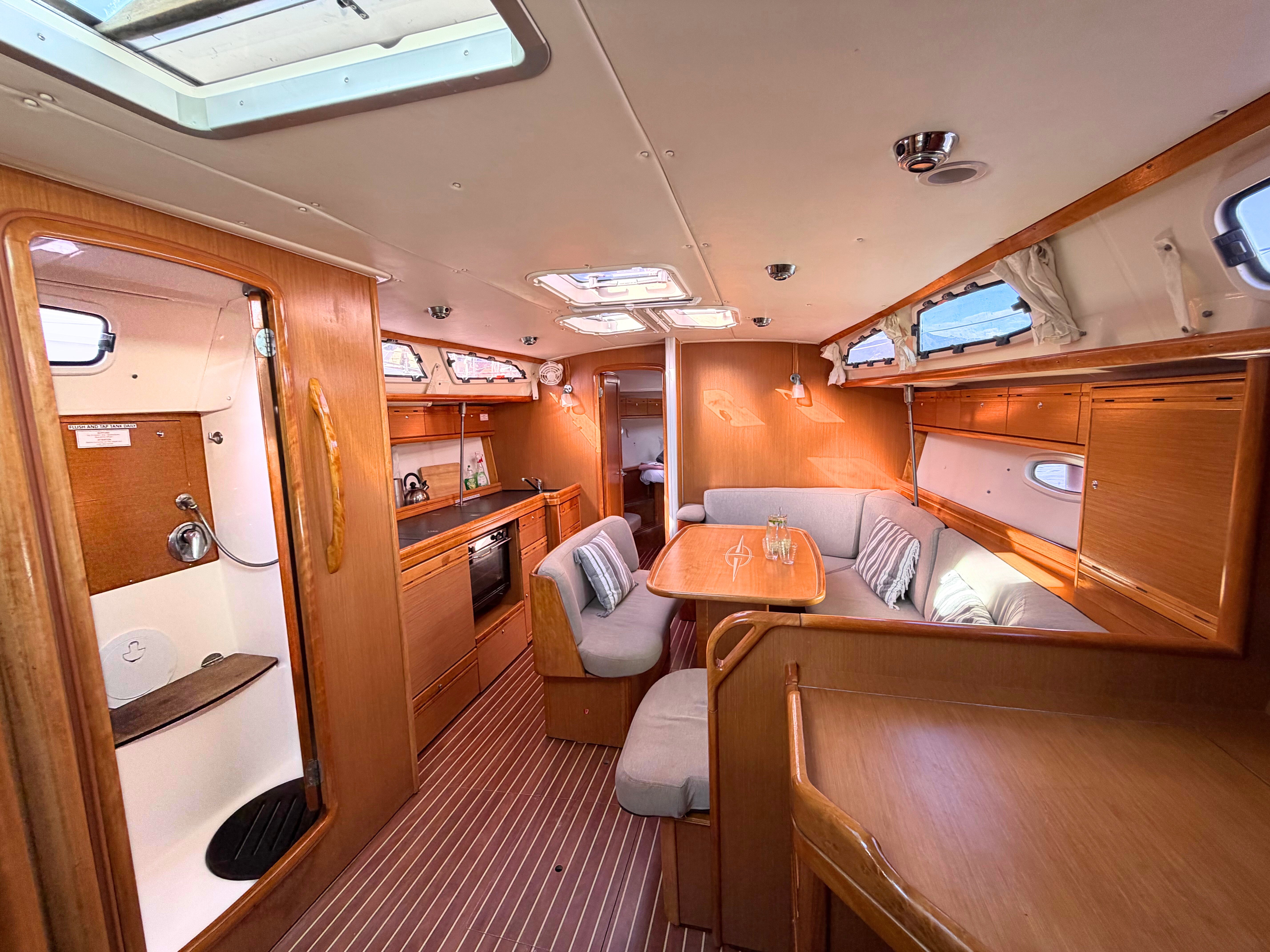 BUNNY GIRL - Sailboat in Vlicho