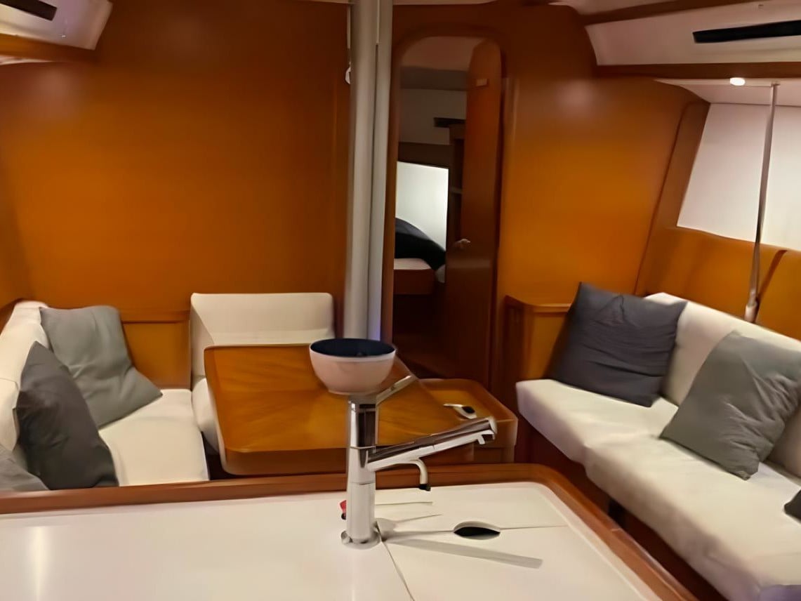 Avel Heol - Sailboat in Marseille