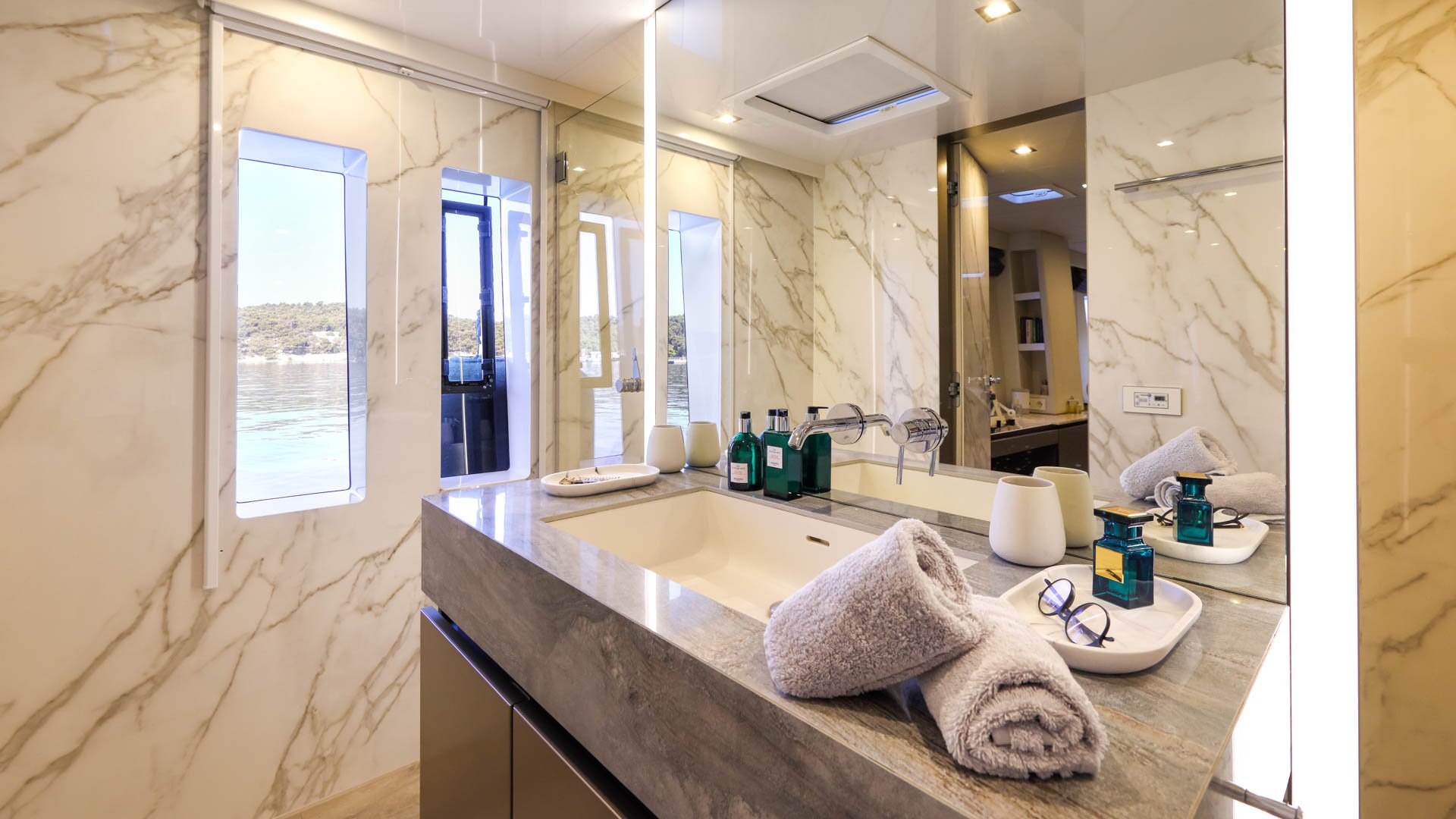 Honeybird - Catamaran in Šibenik