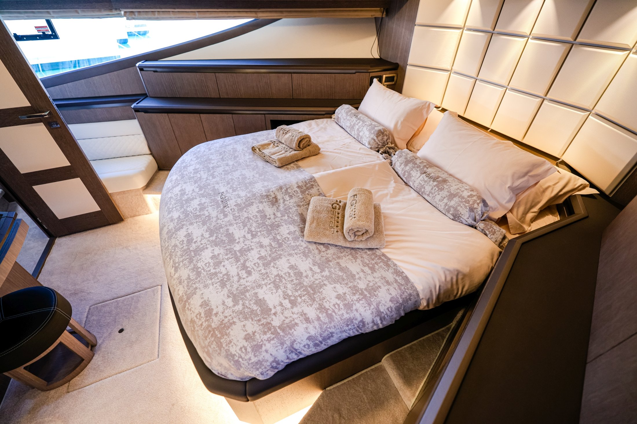 Premium + - Motor Yacht in Seget Donji