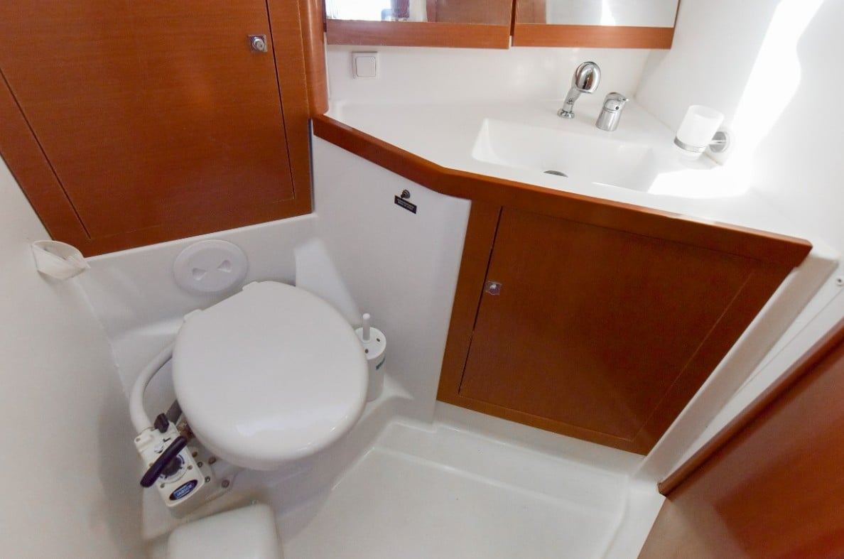 Zeppelin - Sailboat in Palairos