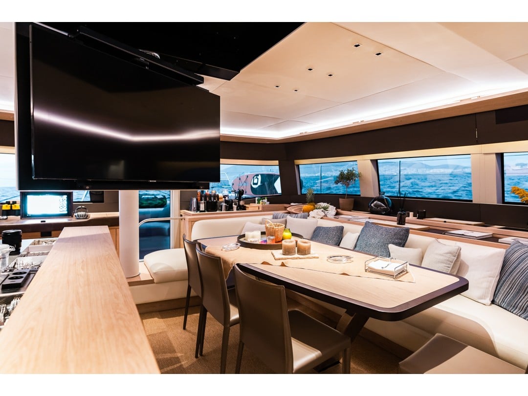 WHITE CAPS - Catamaran in Nea Peramos