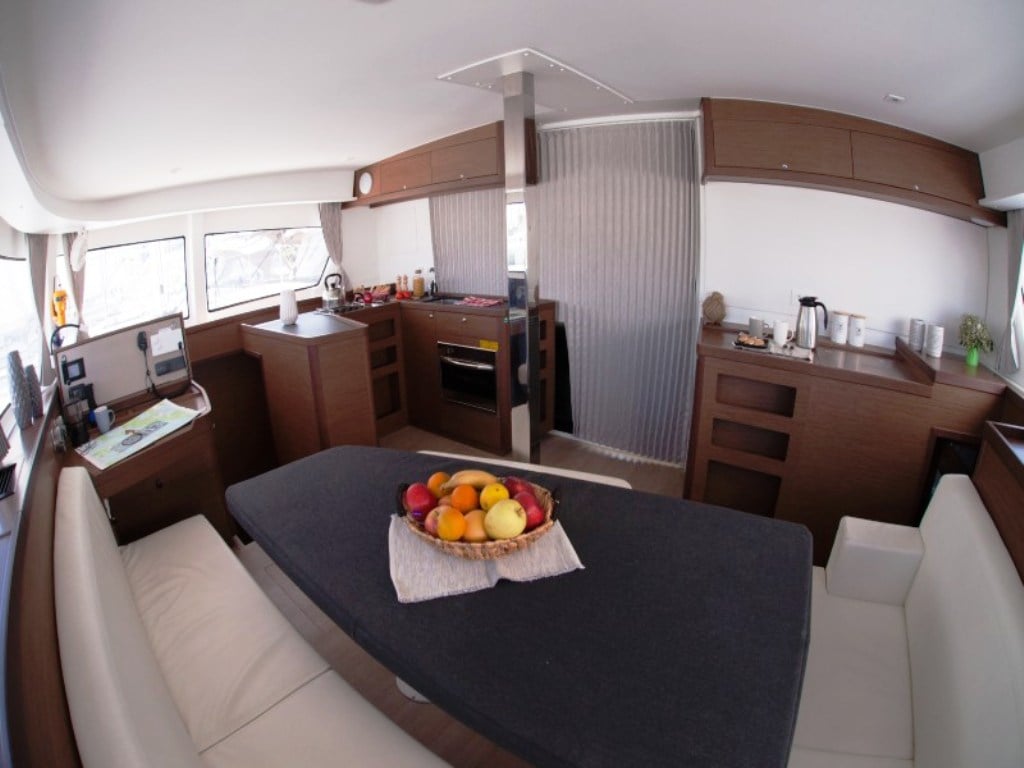 STOLOS - Katamaran içinde Lavrio