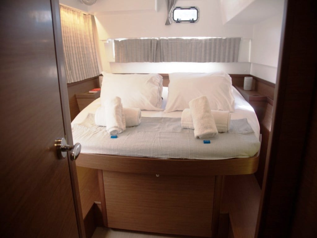 STOLOS - Katamaran içinde Lavrio