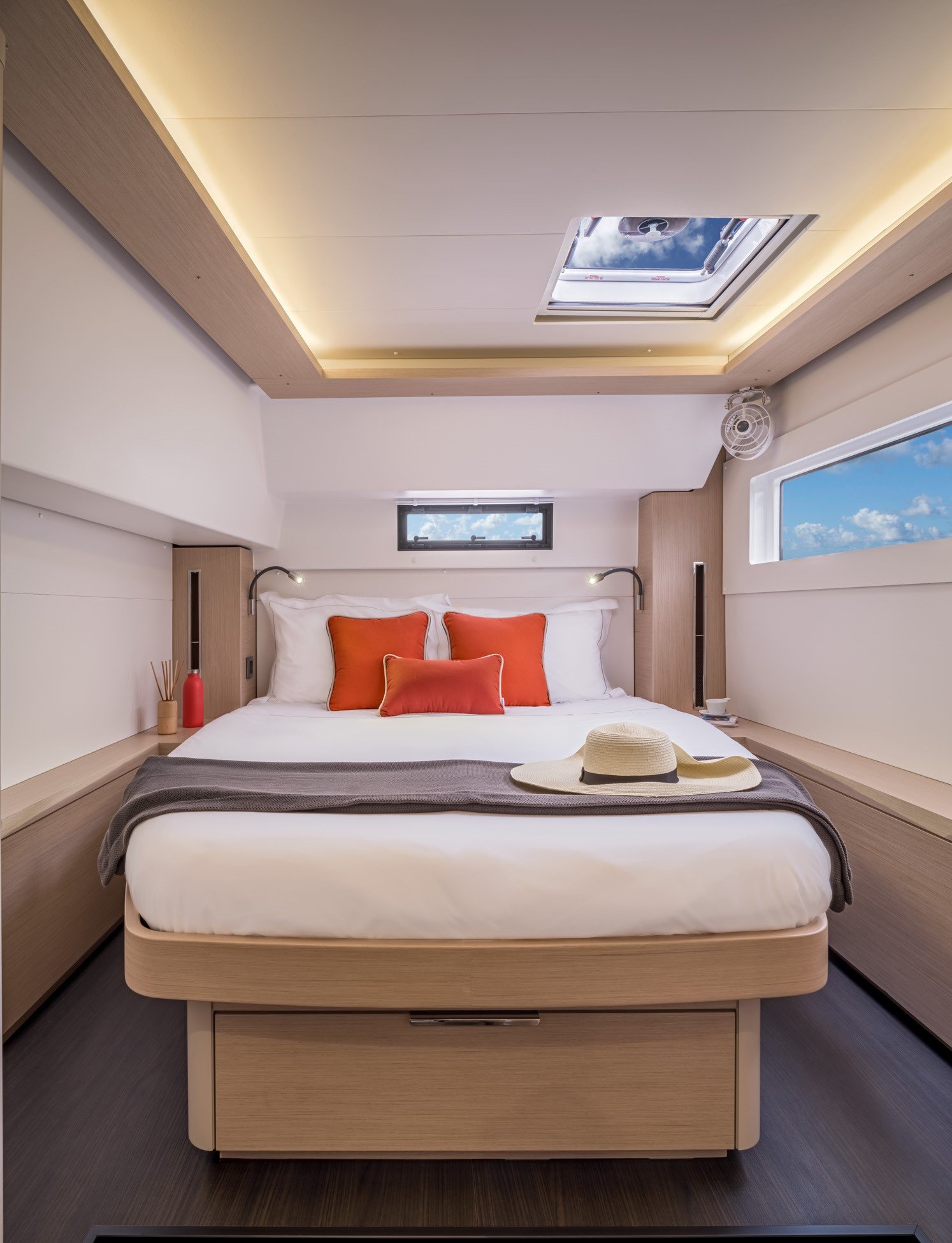 LEWIS - Catamaran in Alimos