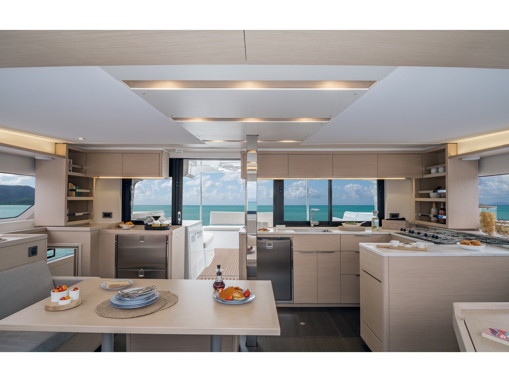 LEWIS - Catamaran in Alimos