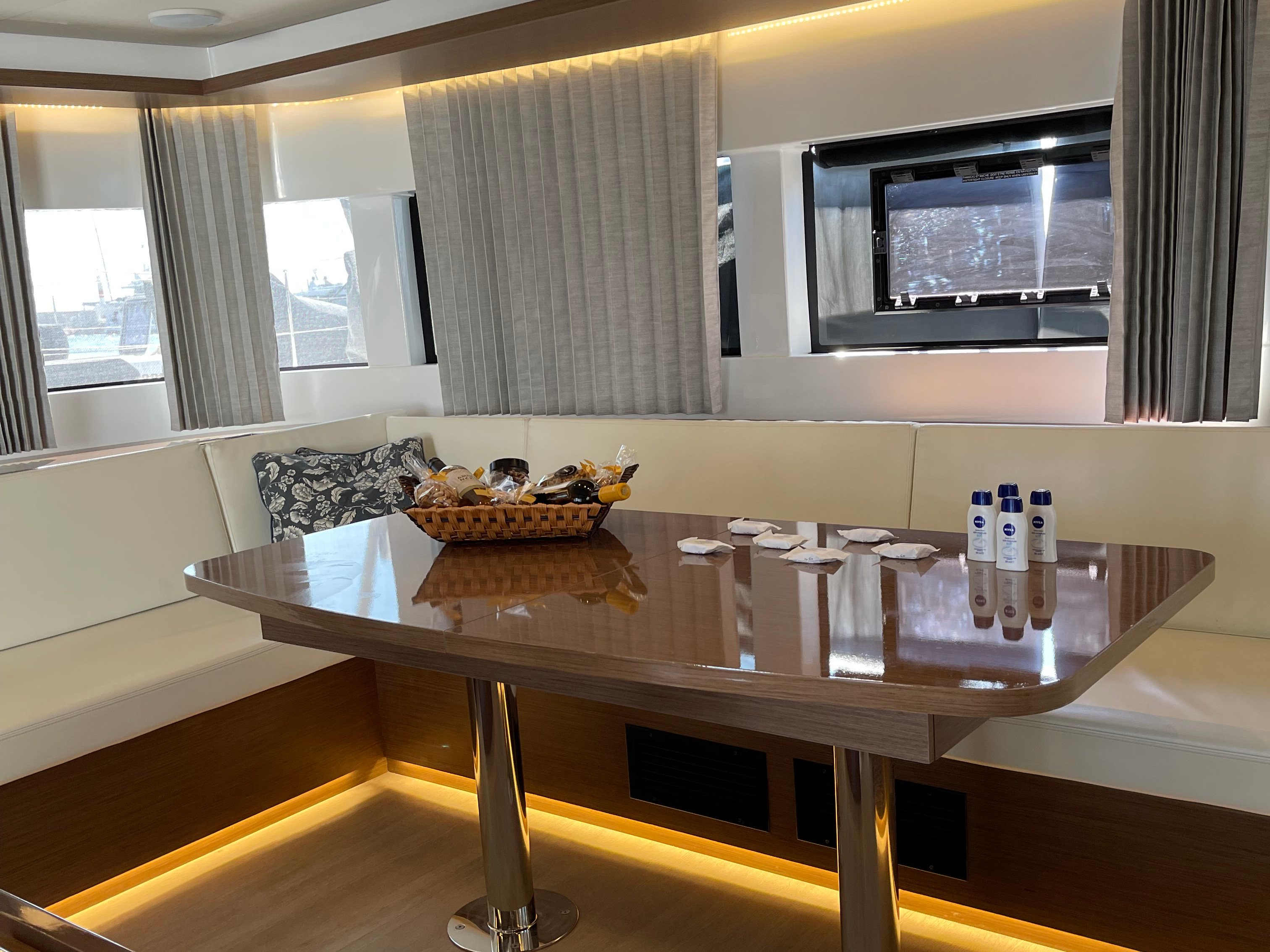 MINOS - Katamaran içinde Alimos