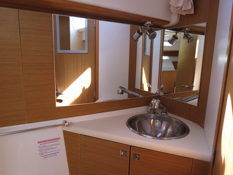 Flora Mirabilis - Sailboat in Alimos