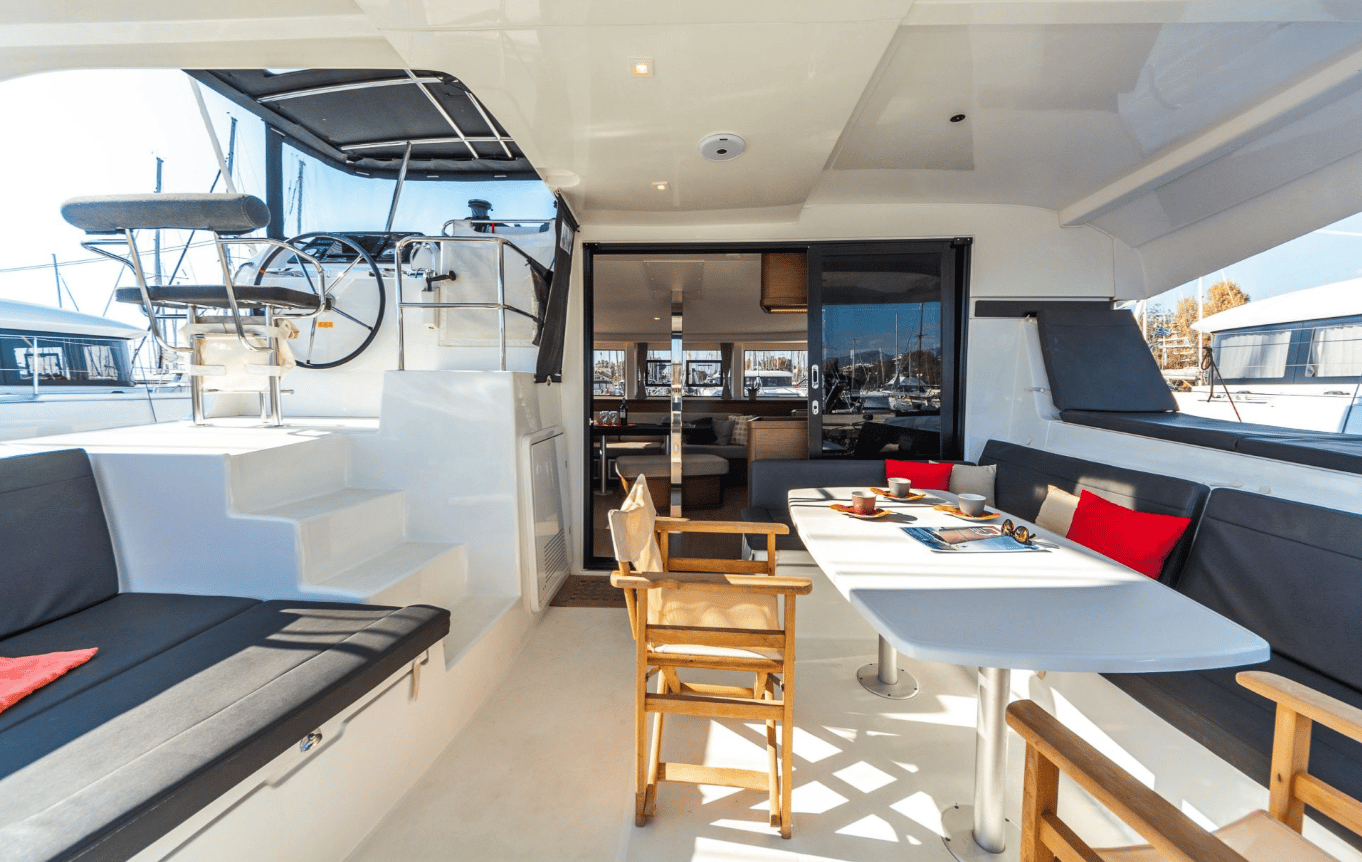 Amici - Katamaran içinde Alimos