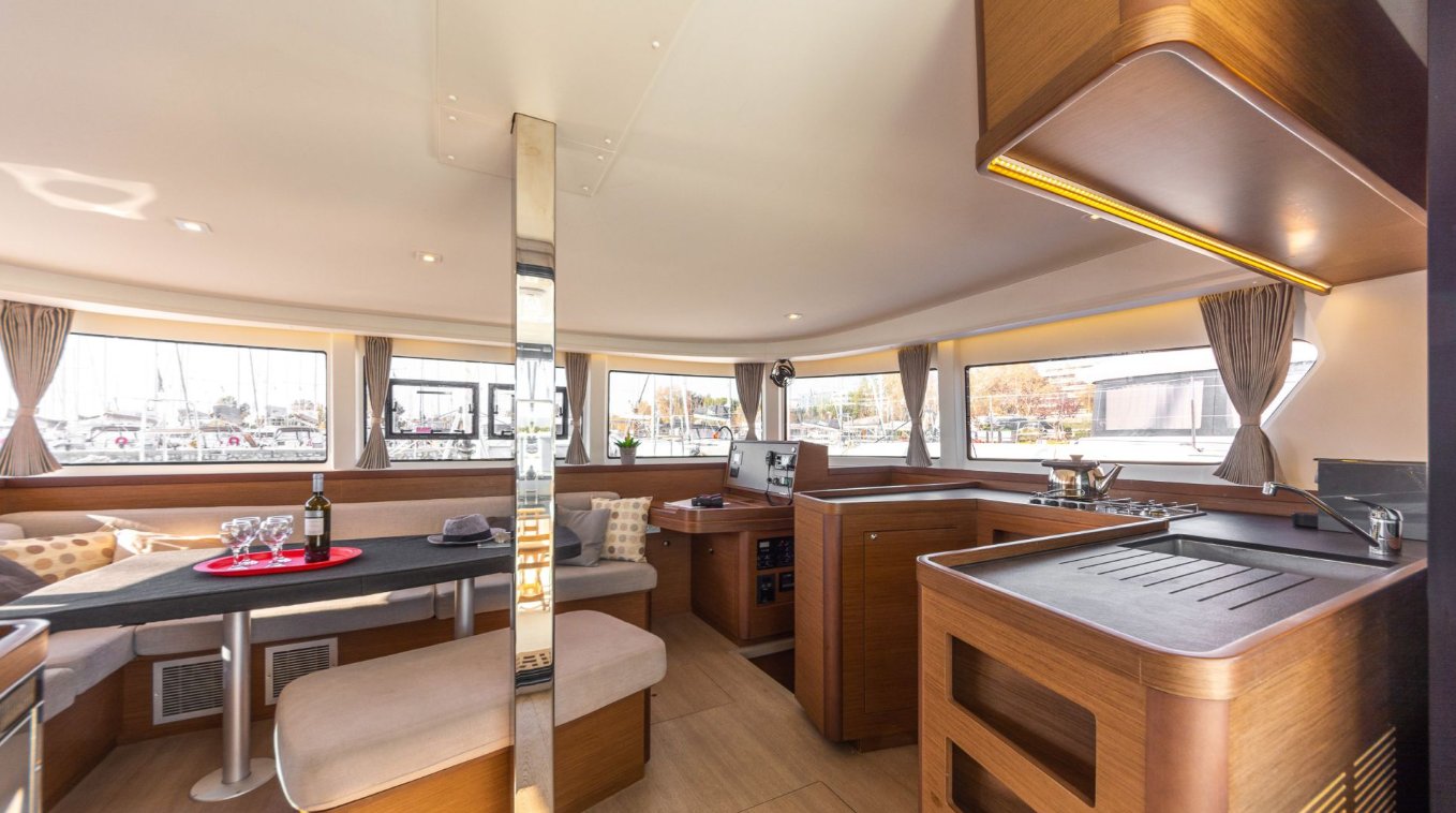 Amici - Katamaran içinde Alimos