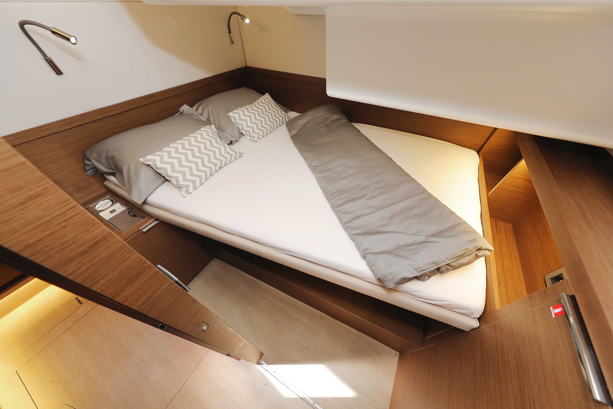 UGLY DUCK - Katamaran içinde Bibinje