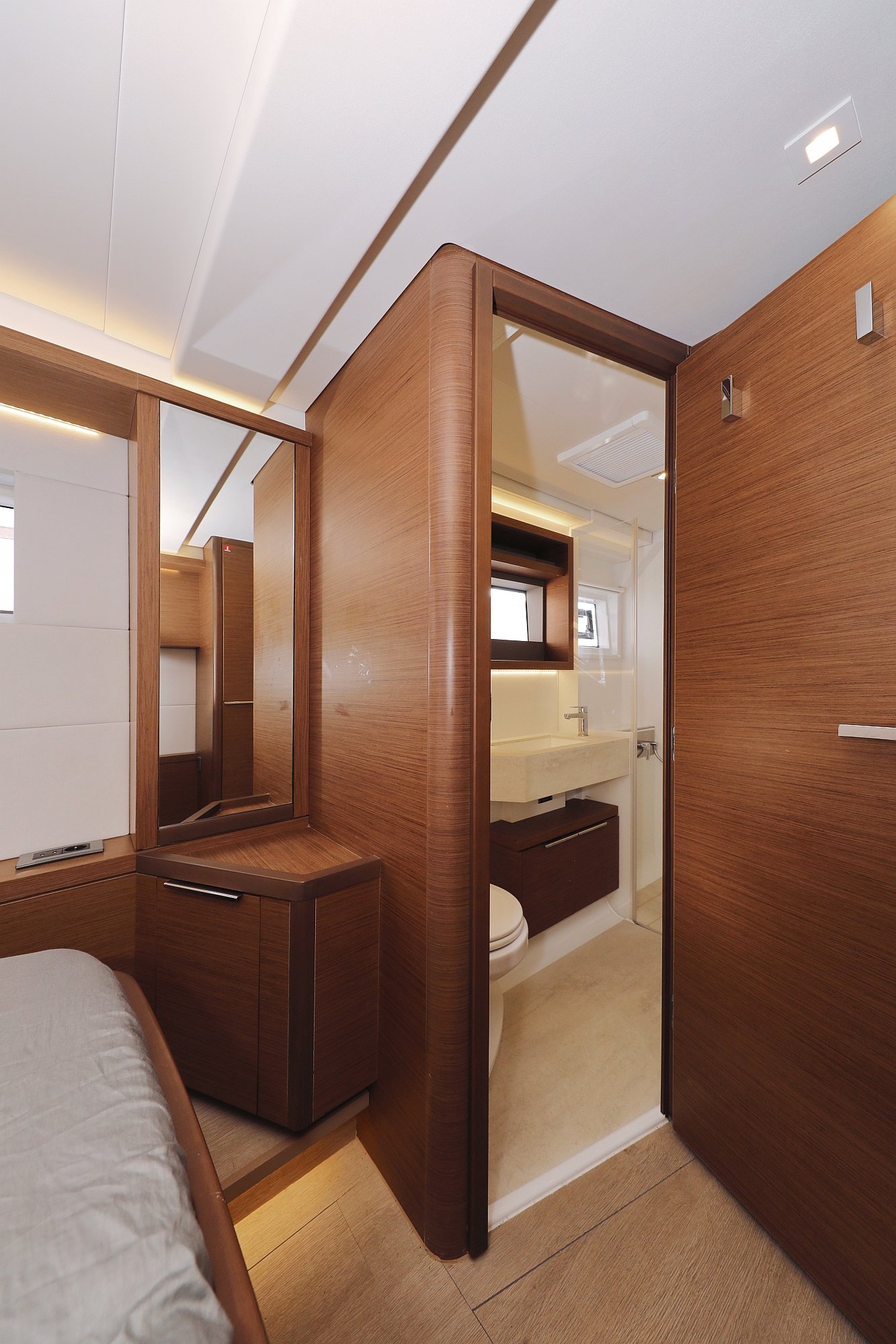 UGLY DUCK - Katamaran içinde Bibinje