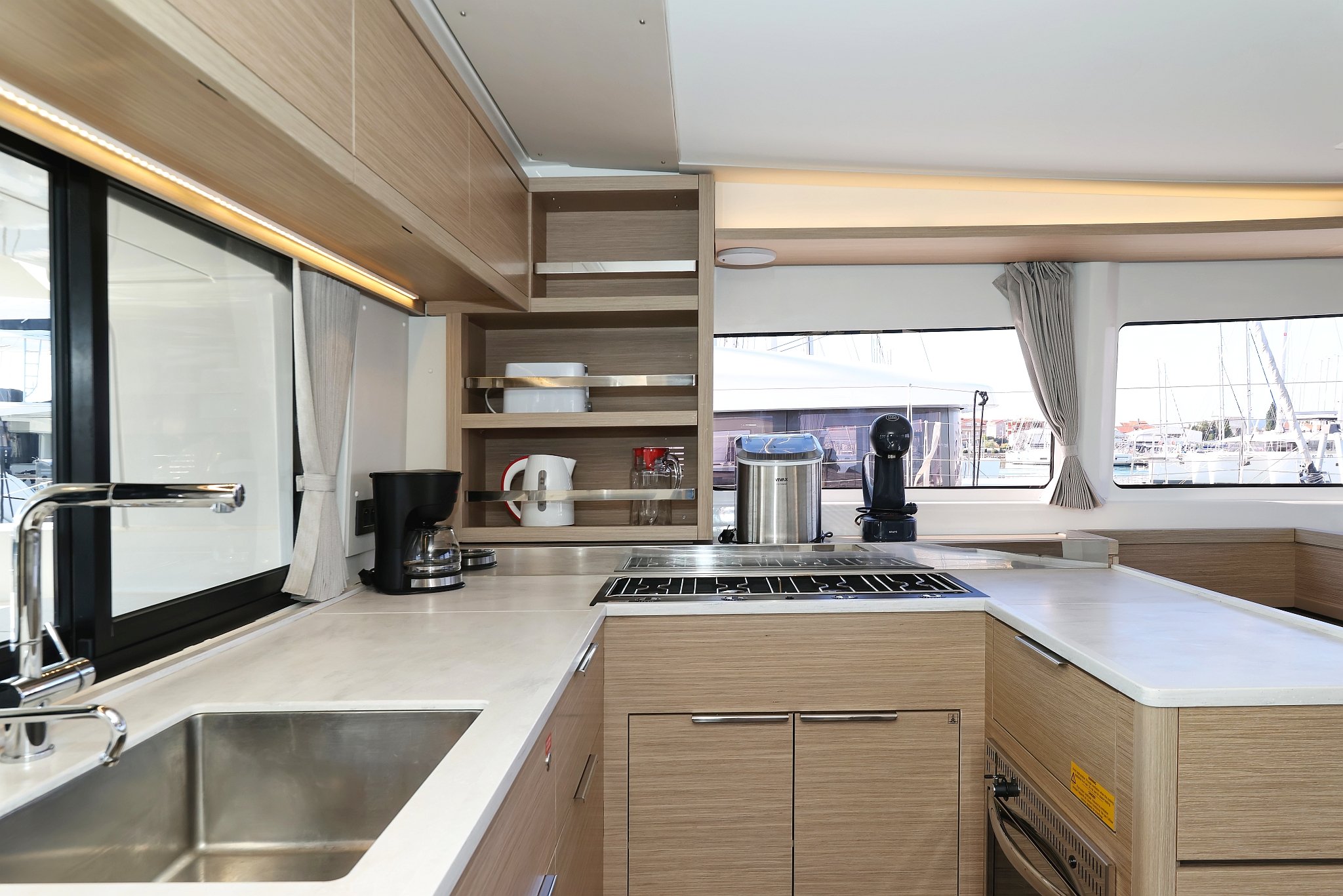 SHIP HAPPENS - Catamaran in Bibinje