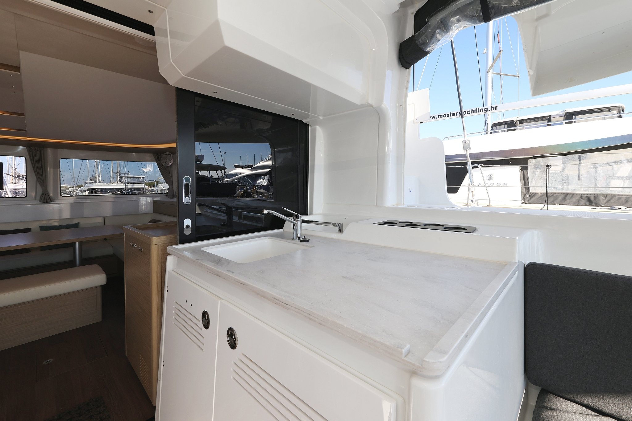 SHIP HAPPENS - Catamaran in Bibinje